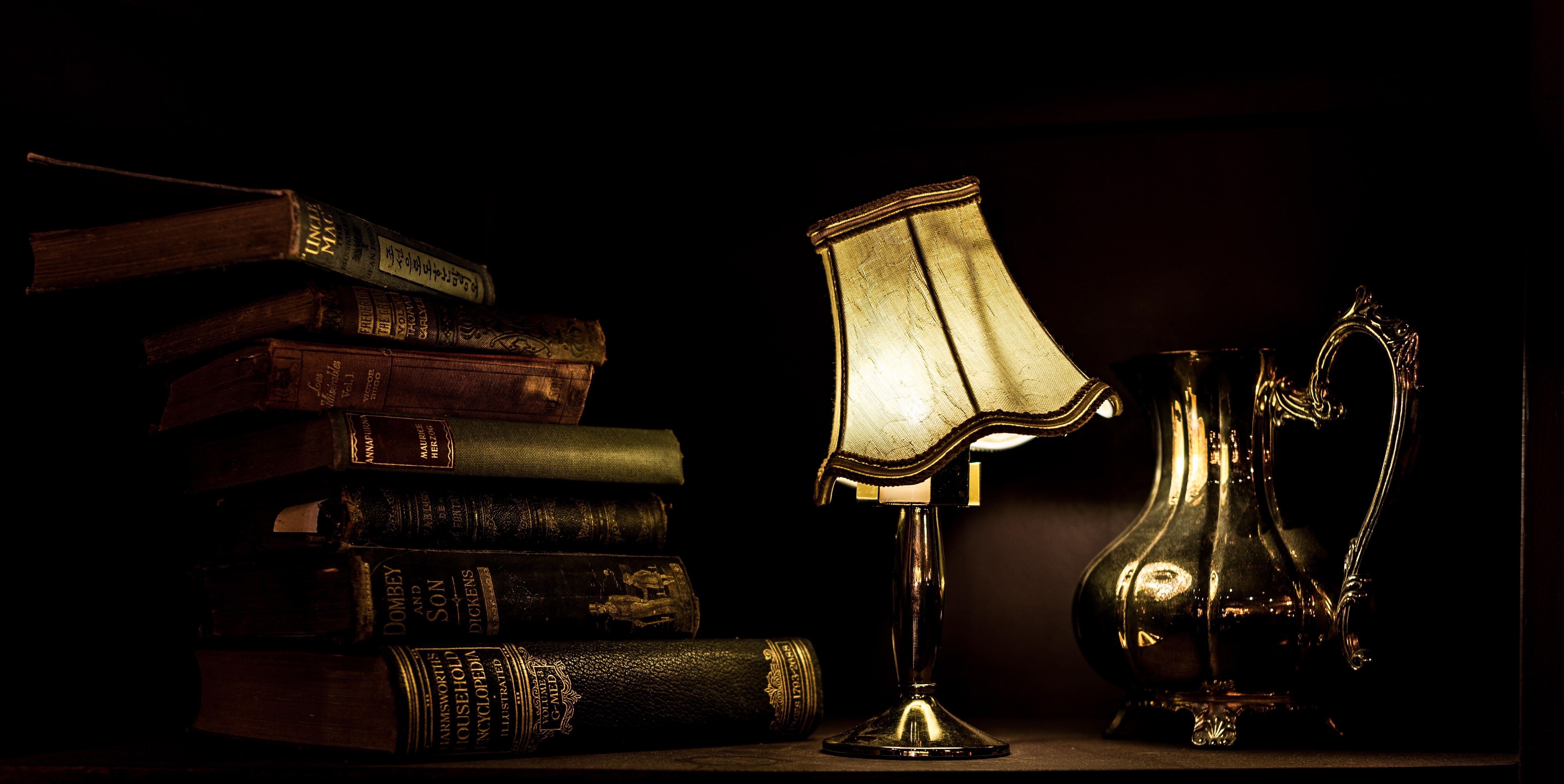 alte Bücher und eine Lampe